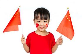 亚洲中国小姑娘抱着中国国旗