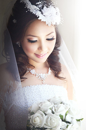 美丽的亚洲新娘微笑