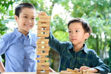 兩個(gè)男孩玩木積木