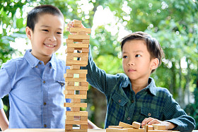 两个男孩玩木积木