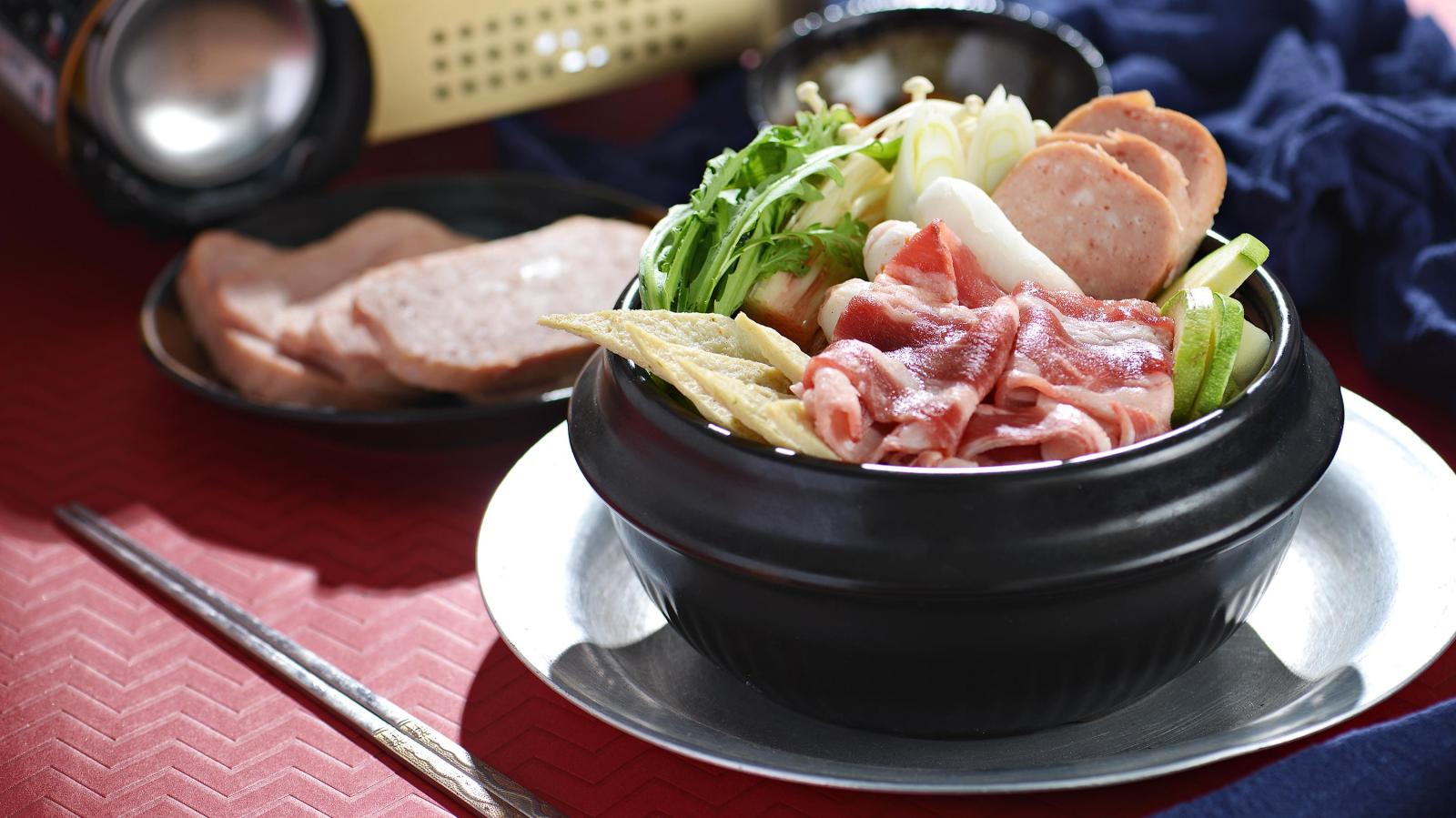 簡(jiǎn)約經(jīng)典美食工作匯報(bào)PPT模板