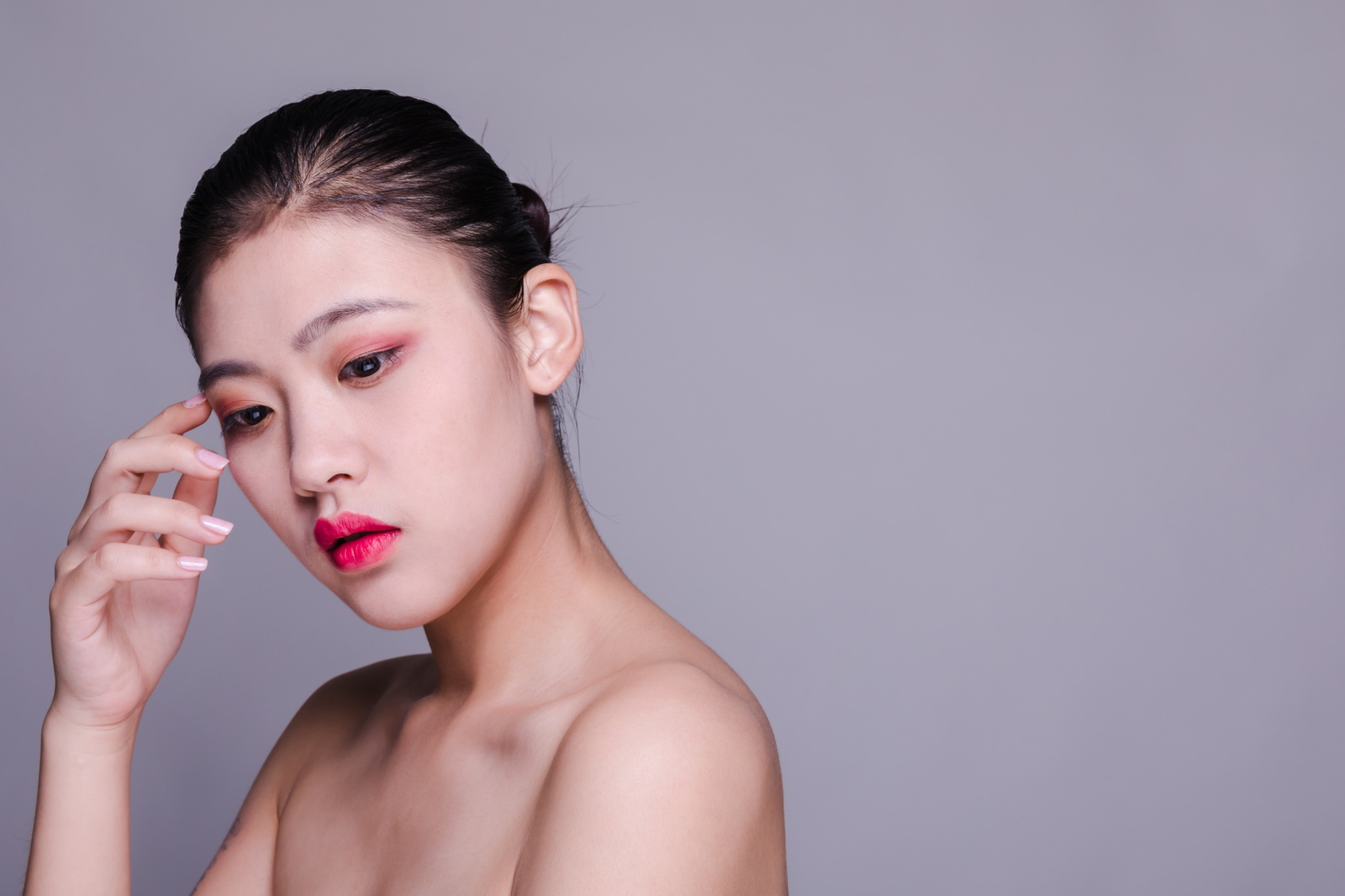 簡約雜志風(fēng)美妝產(chǎn)品發(fā)布PPT模板