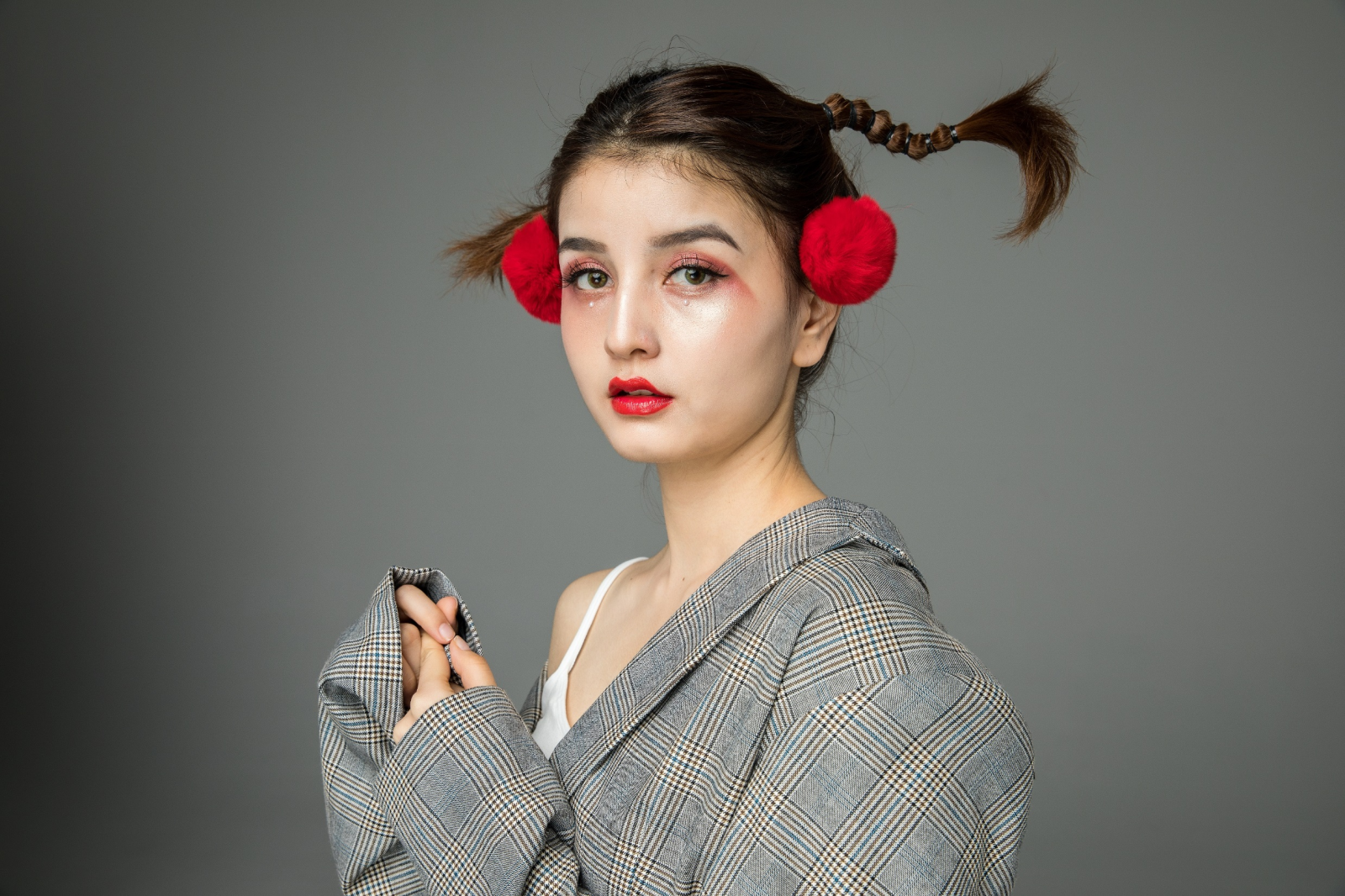 極簡雜志風(fēng)美妝產(chǎn)品發(fā)布PPT模板