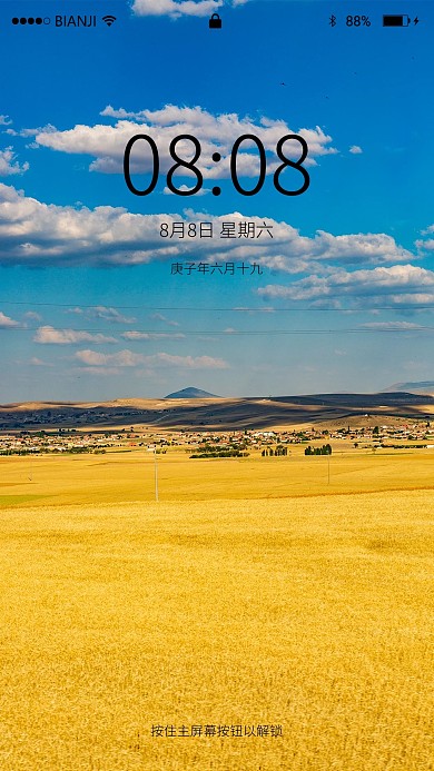 蓝天白云下金色麦田摄影图