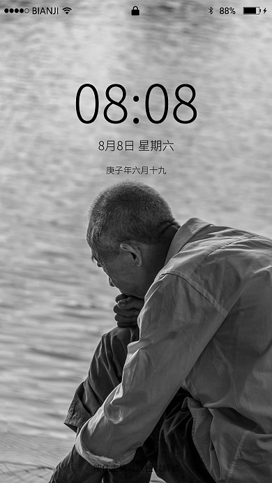 老人老者孤独坐在湖边