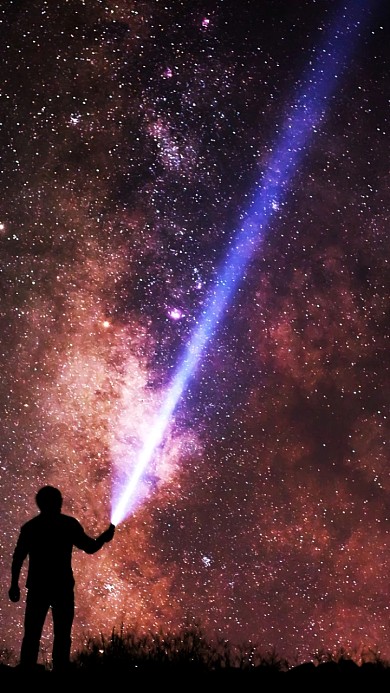 手机壁纸黑夜星空人影光束银河