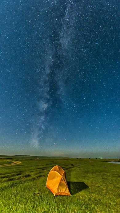 手机壁纸夏天蓝色星空银河帐篷