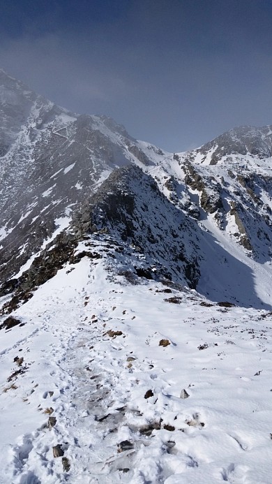 手机壁纸白色雪山天空雪地烟雾