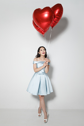 青年女人拿着心形气球图片
