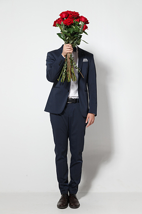 青年男人拿着玫瑰花图片