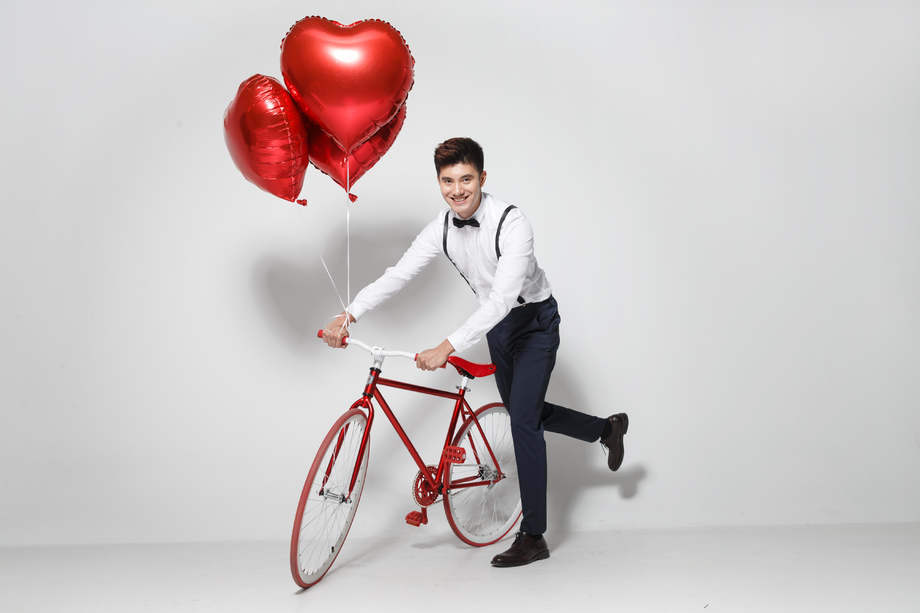 青年男人推着自行车跑 青年男人推着自行车跑