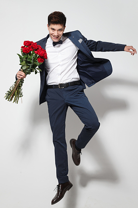 青年男人拿着玫瑰花图片