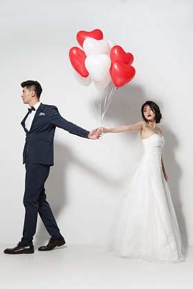 生气分开的情侣图片