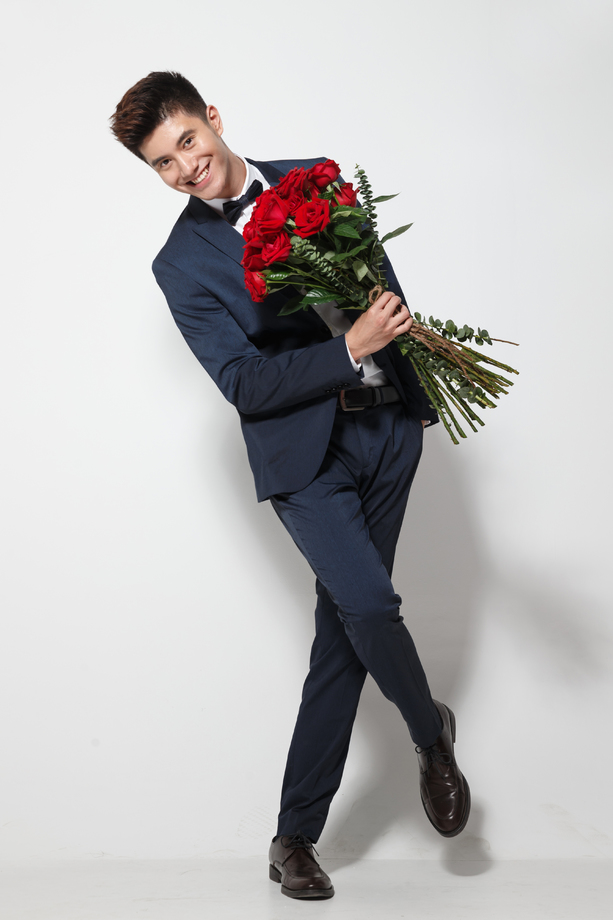 青年男人拿着玫瑰花图片 青年男人拿着玫瑰花图片