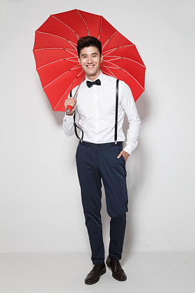 青年男人拿着心形红雨伞图片