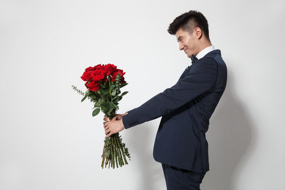 青年男人拿着玫瑰花图片