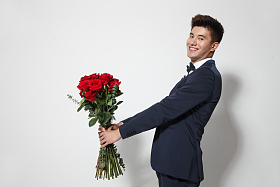 青年男人拿着玫瑰花图片