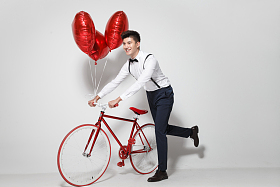 青年男人推着自行车跑图片