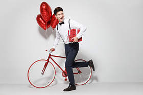 青年男人推着自行车跑图片