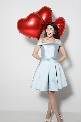 青年女人拿着心形气球图片