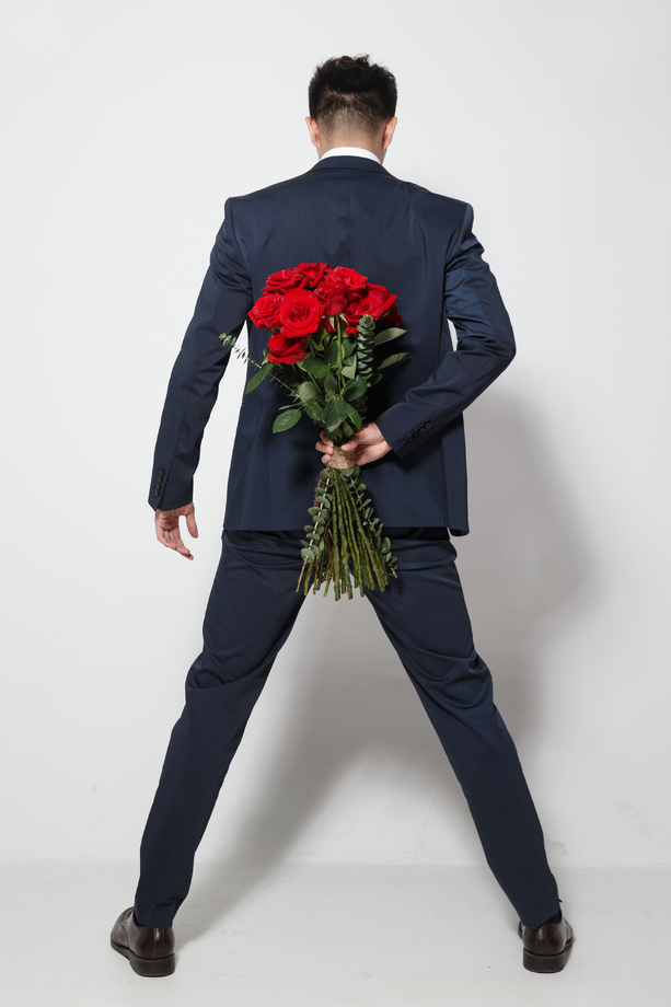 青年男人拿着玫瑰花图片 青年男人拿着玫瑰花图片