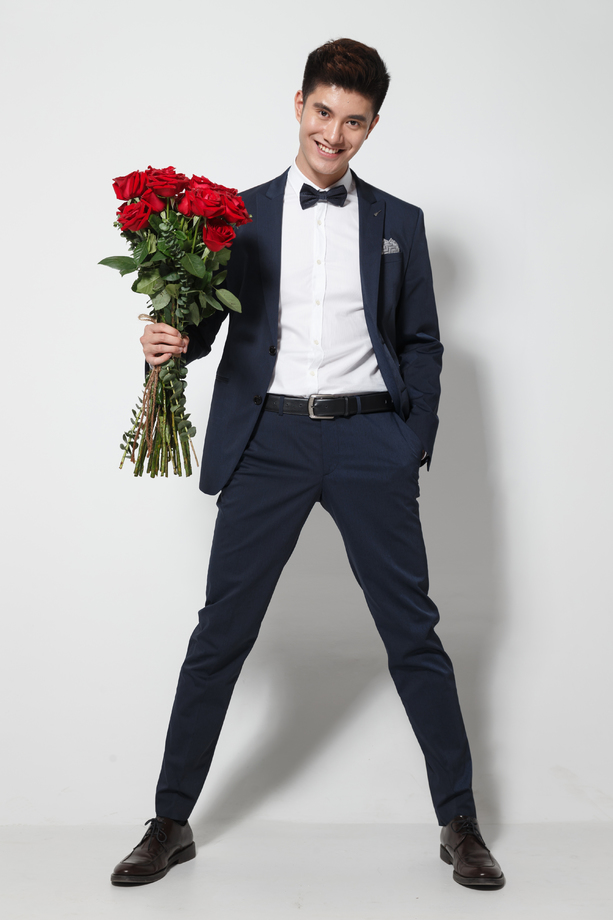 青年男人拿着玫瑰花图片 青年男人拿着玫瑰花图片