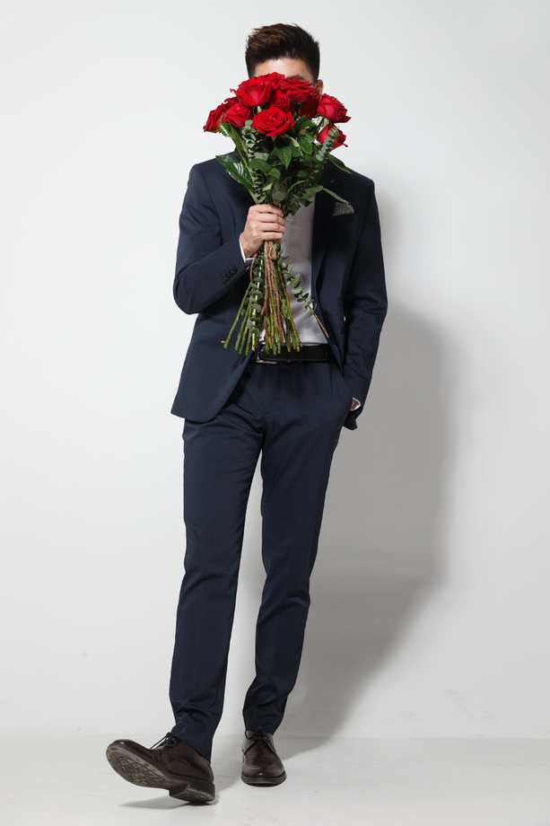青年男人拿着玫瑰花图片