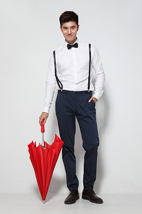 青年男人拿着雨伞图片