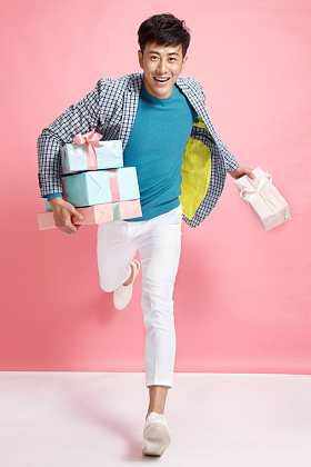 时尚年轻男人拿着礼盒图片