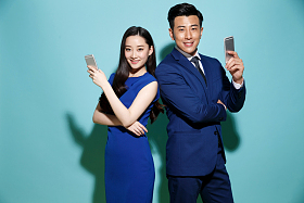 拿着手机的青年商务人士