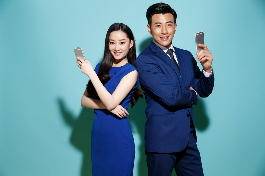 拿着手机的青年商务人士