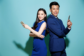 拿着手机的青年商务人士