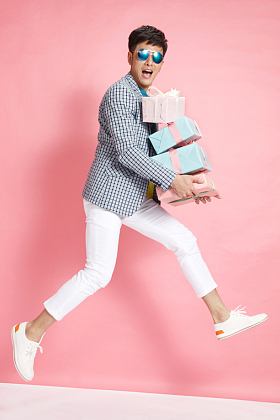 时尚年轻男人拿着礼盒图片