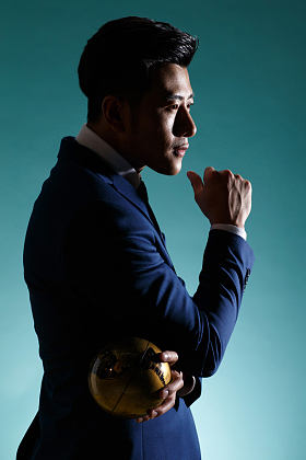 青年商务男人拿着地球仪图片