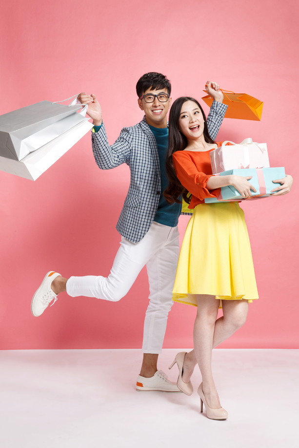 时尚年轻情侣拿着购物袋 时尚年轻情侣拿着购物袋