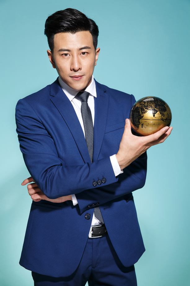 青年商务男人拿着地球仪图片