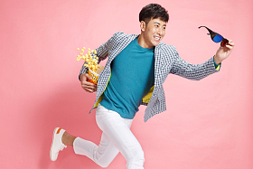 兴奋的青年男人