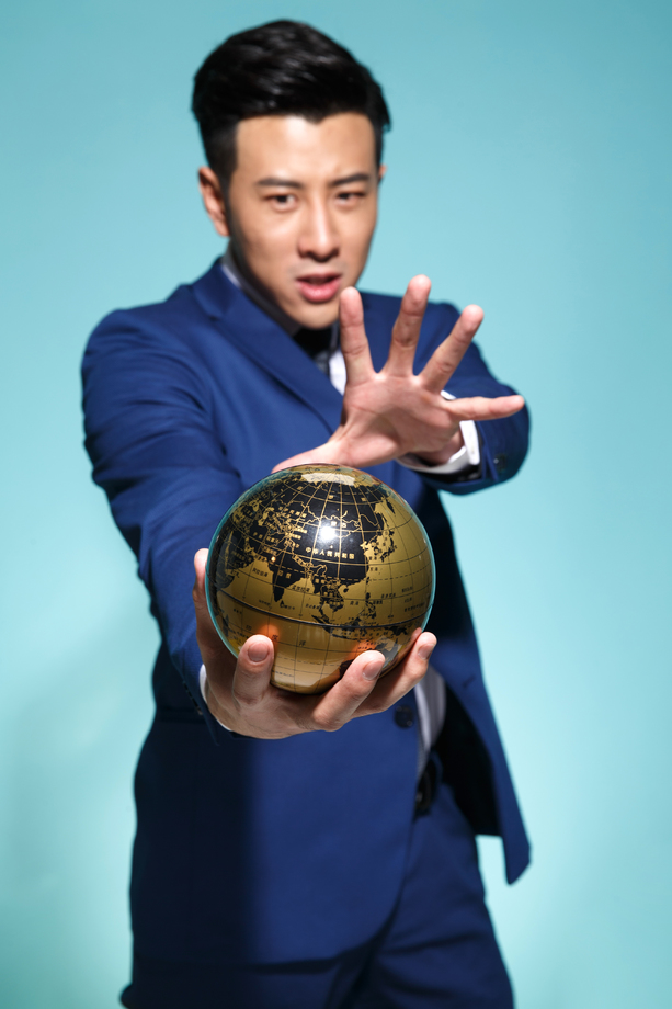 青年商务男人拿着地球仪照片 青年商务男人拿着地球仪照片