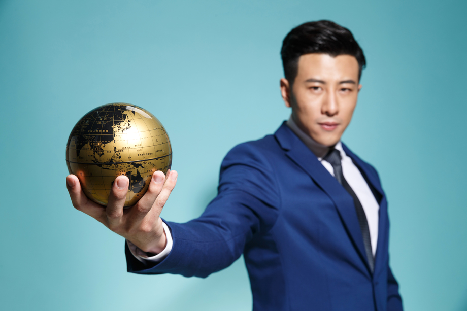 青年商务男人拿着地球仪