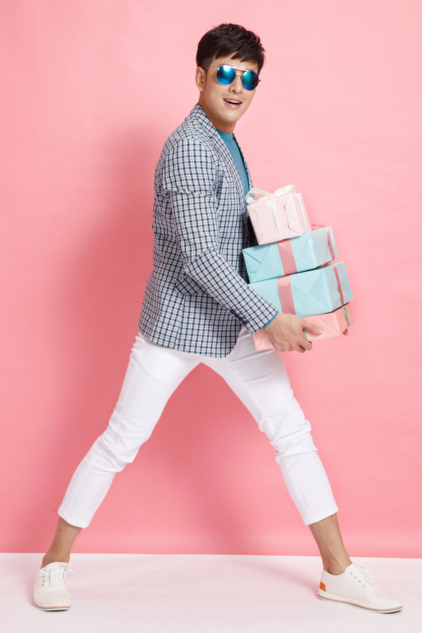 时尚年轻男人拿着礼盒 时尚年轻男人拿着礼盒