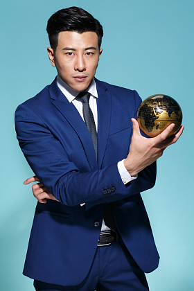 青年商务男人拿着地球仪图片