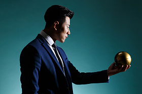 青年商务男人拿着地球仪