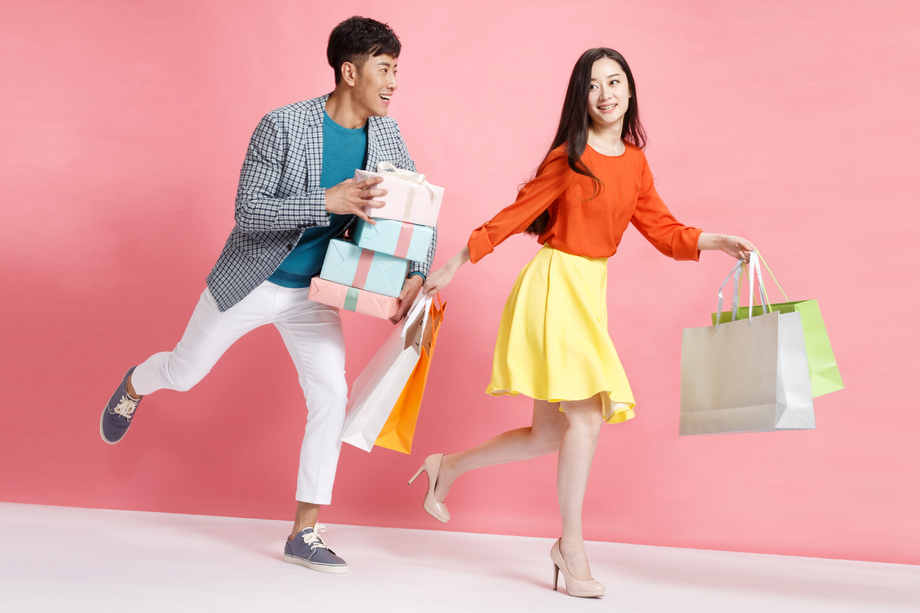 时尚年轻情侣拿着购物袋 时尚年轻情侣拿着购物袋