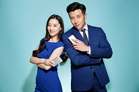 拿着手机的青年商务人士