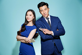 拿着手机的青年商务人士图片