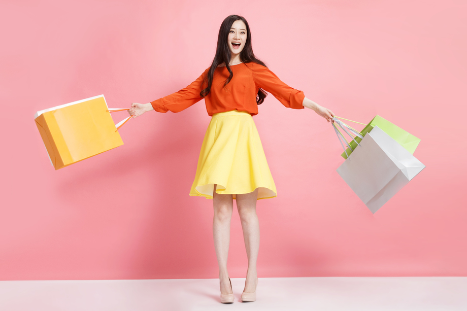 时尚年轻女人拿着购物袋图片