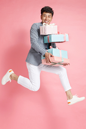 时尚年轻男人拿着礼盒图片