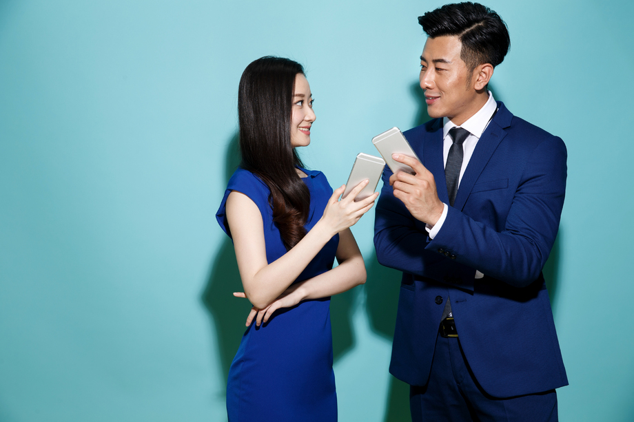 拿着手机的青年商务人士图片