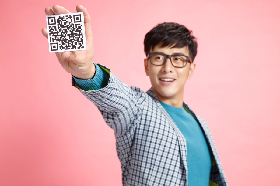 时尚年轻男人拿着二维 时尚年轻男人拿着二维