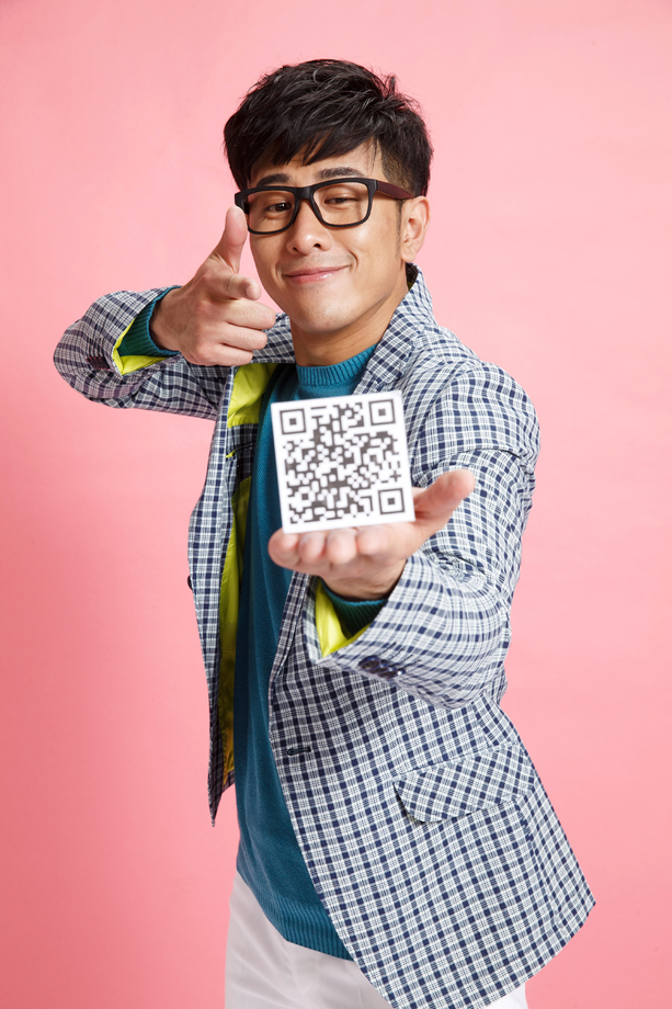时尚年轻男人拿着二维码图片 时尚年轻男人拿着二维码图片